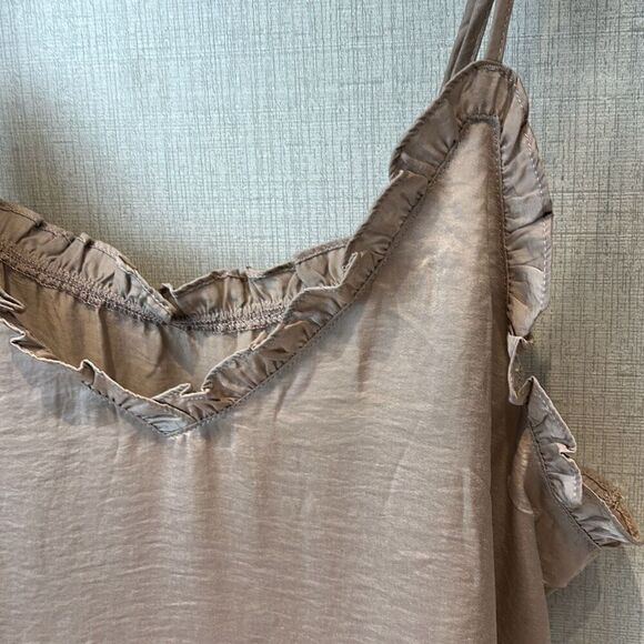 NEW Womens Fashion Tank Cami Top Sz 2XL Neutral Lt Brown Adjustable Straps Ruffl - Picture 2 of 5